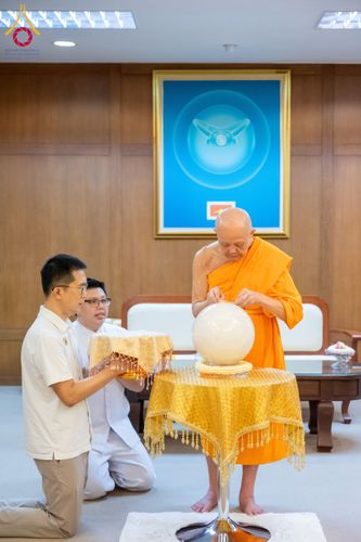 ภาพ No.135423:พิธีเจริญพระพุทธมนต์สมโภช แก้วบรมจักรพรรดิรัตนอนันต์ สถาปนาอาคารปฏิบัติธรรม แก้วธรรมชัยรัตนอนันต์ บูชาธรรมเนื่องในโอกาสอายุวัฒนมงคล 80 ปี หลวงพ่อธัมมชโย (22 เมษายน พ.ศ. 2567) วันพุธที่ 3 เมษายน พ.ศ. 2567 ณ วัดพระธรรมกายเทนเนสซี ประเทศสหรัฐอเมริกา