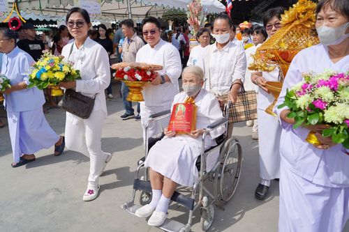 ภาพ No.170507:พิธีทอดกฐิน ณ วัดทองประดิษฐ์ จ.สุพรรณบุรี ในโครงการกฐินสามัคคีทั่วไทย 30,000 วัด บูชาธรรม 80 ปี หลวงพ่อธัมมชโย โดยคณะศิษยานุศิษย์วัดพระธรรมกาย วันที่ 27 ตุลาคม พ.ศ. 2567