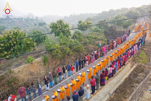 ภาพ No.76337:คณะสงฆ์และสามเณรบิณฑบาต ประเทศบังกลาเทศ วันที่ 11 กุมภาพันธ์ พ.ศ. 2566