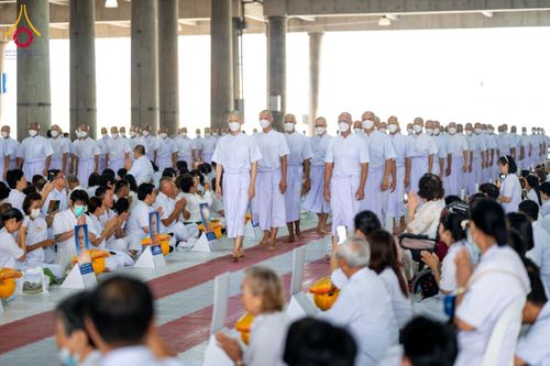 ภาพ No.62684:พิธีขอขมามอบผ้าไตร ในโครงการอุปสมบทหมู่ บูชาธรรมหลวงพ่อธัมมชโย พ.ศ.2567  โครงการอุปสมบทหมู่ธรรมทายาท ระดับอุดมศึกษา รุ่นที่51 (ภาคฤดูร้อน) โครงการบวชพระนานาชาติ AEC และ WAB รุ่นผู้บริหาร(รุ่นที่2) ณ ลานธรรม พระมหาธรรมกายเจดีย์ วันที่ 13 เมษายน พ.ศ. 2567