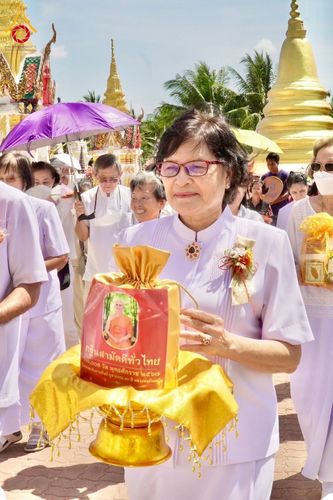 ภาพ No.181543:พิธีทอดกฐิน ณ วัดแม่น้ำ อ.เมือง จ.สมุทรสงคราม ในโครงการทอดกฐินสามัคคีทั่วไทย 30,000 วัด บูชาธรรม 80 ปี หลวงพ่อธัมมชโย โดยคณะศิษยานุศิษย์วัดพระธรรมกาย วันที่ 27 ตุลาคม พ.ศ. 2567