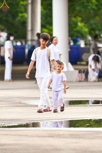 ภาพ No.139018:พิธีตักบาตร , พิธีบูชาข้าวพระ ณ ห้องแก้วสารพัด 1 สภาธรรมกายสากล วัดพระธรรมกาย วันอาทิตย์ต้นเดือนที่ 2 มิถุนายน พ.ศ. 2567