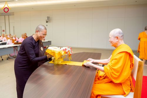 ภาพ No.223072:วันที่ 24 เมษายน พ.ศ. 2568 หลวงพ่อทัตตชีโวต้อนรับคณะเมียนมา อุบาสก อุบาสิกา 180 คน ณ อาคาร 100 ปี คุณยายมหารัตนอุบาสิกาจันทร์ ขนนกยูง วัดพระธรรมกาย