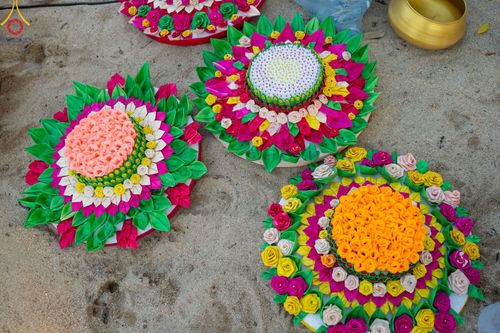 ภาพ No.138593:Photo Story  มหัศจรรย์วัดดงดินแดง Episode 6 พระภิกษุ-สามเณร ในโครงการบรรพชาอุปสมบทหมู่  กว่า 500 รูป และศีลจาริณีกว่า 300 คน ร่วมกันก่อพระเจดีย์ทราย 20,000 องค์ และจุดประทีป  บูชาธรรม 80 ปี หลวงพ่อธมฺมชโย กลางลำน้ำแม่ตื่น