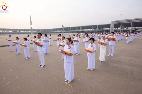 ภาพ No.216904:วันเสาร์ที่ 12 เมษายน พ.ศ. 2568 พิธีเวียนประทักษิณรอบพระมหาธรรมกายเจดีย์  พิธีวันทาเจดีย์ พิธีขอขมาและมอบผ้าไตร ในโครงการอุปสมบทหมู่ บูชาธรรมหลวงพ่อธัมมชโย, โครงการธรรมทายาท ระดับอุดมศึกษา รุ่นที่ 52 ,  โครงการบวชพระนานาชาติ AEC & WAB CEO รุ่นที่ 4 , ณ ว