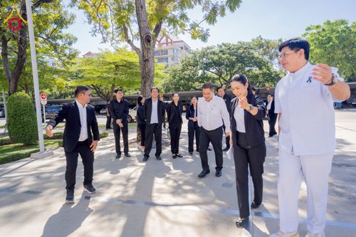 ภาพ No.271878:วันที่ 22 พฤศจิกายน พ.ศ. 2568 ผู้ว่าฯ ปทุมธานี ลงพื้นที่เยี่ยม “อำเภอคลองหลวง” พร้อมชมการเตรียมความพร้อมเทศกาลสวนดอกไม้ปทุมธานี “ทุ่งสวรรค์ ตะวันฉาย” ณ วัดพระธรรมกาย