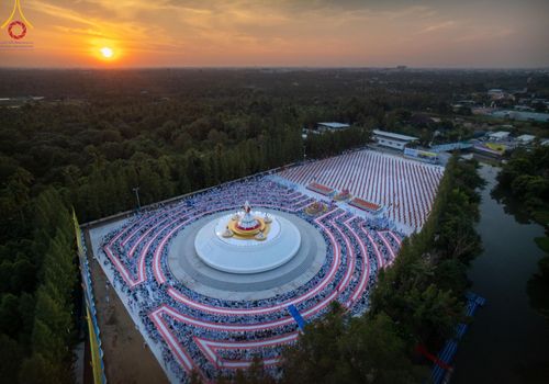 ภาพ No.192911:พิธีตักบาตรพระธรรมยาตรา ณ อนุสรณ์สถานคลองบางนางแท่น อ.สามพราน จ.นครปฐม ในโครงการธรรมยาตรา กตัญญูบูชา มหาปูชนียาจารย์ พระมงคลเทพมุนี(สด จนฺทสโร) พระผู้ปราบมาร อนุสรณ์สถาน 7 แห่ง ปีที่ 13 วันที่ 11 มกราคม พ.ศ.2568