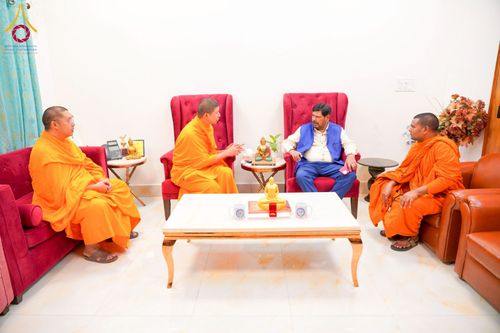 ภาพ No.213366:วันที่ 26 มีนาคม พ.ศ. 2568 วัดพระธรรมกายและมูลนิธิธรรมกาย มอบพระธรรมกายบรรจุพระธาตุแก่รัฐมนตรีว่าการกระทรวงยุติธรรมฯ ประเทศอินเดีย