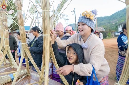 ภาพ No.125191:พิธีตักบาตรเนื่องในวันมาฆบูชา ณ สนามโรงเรียนบ้านนาเกียน  อำเภออมก๋อย จังหวัดเชียงใหม่ วันเสาร์ที่ ๒๔ กุมภาพันธ์ พ.ศ. ๒๕๖๗