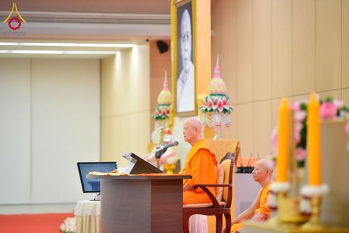 ภาพ No.161621:พิธีรับดวงแก้วนักเรียนบาลี ผู้สมัครสอบในนามวัดพระธรรมกาย วันพุธที่ 2 ตุลาคม พ.ศ. 2567 ณ เทวสภา อาคารร้อยปีคุณยายอาจารย์ฯ วัดพระธรรมกาย จ.ปทุมธานี