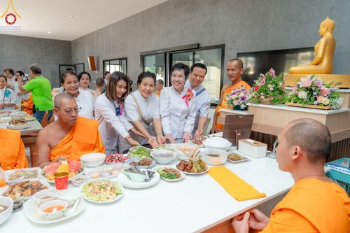 ภาพ No.169590:พิธีทอดกฐินเพื่อสร้าง หอฉันคุณยายอาจารย์ มหารัตนอุบาสิกาจันทร์ ขนนกยูง  ณ ศูนย์ปฏิบัติธรรมชลบุรี วันที่ 25 ตุลาคม พ.ศ. 2567