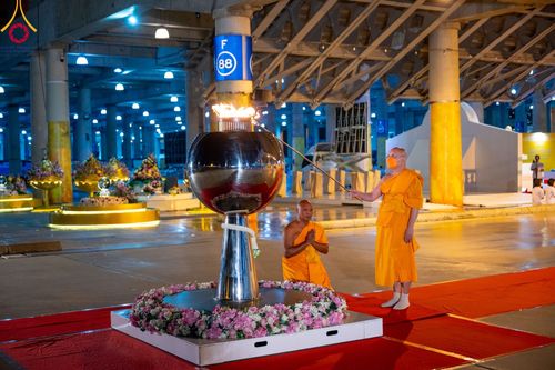 ภาพ No.105167:พิธีฉลองชัยสวดมนต์บทธรรมจักร 6,000,000,000 จบ และสวดมนต์ข้ามปี ณ มหารัตนวิหารคด วัดพระธรรมกาย ในวันที่ 31 ธันวาคม พ.ศ. 2566