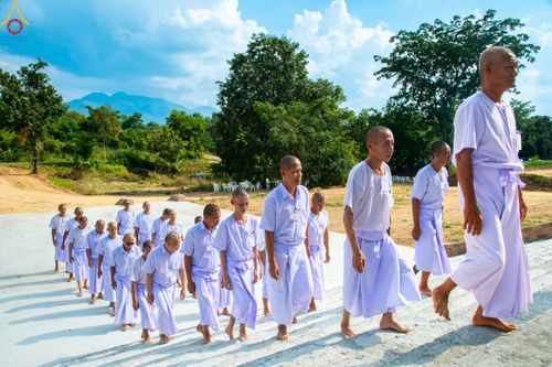 ภาพ No.101536:พิธีขอขมาและมอบผ้าไตร ในโครงการอุปสมบทบูชาธรรม มหาปูชนียาจารย์ พ.ศ. 2566 ณ ธุดงคสถานลำพูน ต.เหล่ายาว อ.บ้านโฮ่ง จ.ลำพูน  วันที่ 7 ธันวาคม พ.ศ. 2566