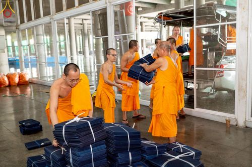 ภาพ No.220728:วันที่ 24-25 เมษายน พ.ศ. 2568 การเก็บงาน ผ้ารับประเคน ผ้าระบาย โต๊ะ เก้าอี้  ภายหลังงานวันคุ้มครองโลก ณ วัดพระธรรมกาย