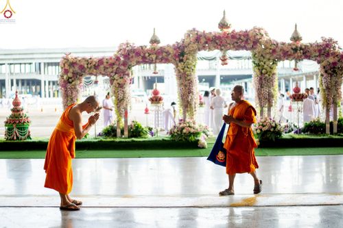 ภาพ No.235887:วันที่ 3 สิงหาคม พ.ศ. 2568 ภาพบรรยากาศ การต้อนรับปฎิสันถาร ของคณะสงฆ์ ในวันสมาธิโลก พิธีถวายมหาสังฆทาน 2,000 กว่าวัด ณ วัดพระธรรมกาย