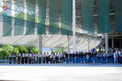 ภาพ No.143629:พิธีถวายผ้าไตร, สวดธรรมจักร, ปฏิบัติธรรม และฟังแสดงพระธรรมเทศนา ภาษาเมียนมา โดยมีสาธุชนชาวเมียนมากว่า 4,000 คน เข้าร่วมพิธี ณ มหารัตนวิหารคด วัดพระธรรมกาย วันอาทิตย์ที่ 7 กรกฎาคม พ.ศ. 2567