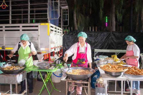 ภาพ No.189367:พิธีถวายภัตตาหารเป็นสังฆทาน แด่พระธรรมยาตรา ในโครงการธรรมยาตรา กตัญญูบูชา มหาปูชนียาจารย์ พระมงคลเทพมุนี(สด จนฺทสโร) พระผู้ปราบมาร อนุสรณ์สถาน 7 แห่ง ปีที่ 13 ณ อนุสรณ์สถานมหาวิหารพระมงคลเทพมุนี (โลตัสแลนด์) อ.สองพี่น้อง จ.สุพรรณบุรี วันที่ 5 มกราคม 2568