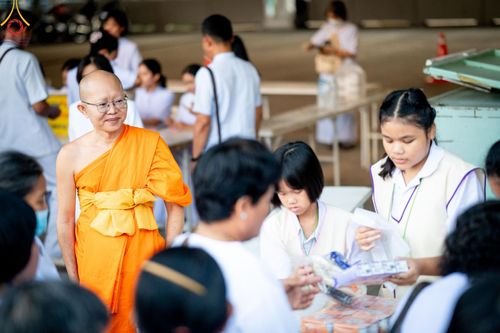 ภาพ No.167445:พิธีตักบาตรและพิธีบูชาข้าวพระ ในวันอาทิตย์ที่ 3 พฤศจิกายน พ.ศ. 2567 ณ วัดพระธรรมกาย