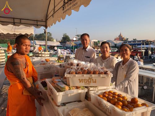 ภาพ No.197883:สาธุชนถวายภัตตาหารเป็นสังฆทาน แด่พระธรรมยาตรา ณ วัดโบสถ์(บน) ตำบลบางคูเวียง อำเภอบางกรวย จังหวัดนนทบุรี ในโครงการธรรมยาตรา กตัญญูบูชา มหาปูชนียาจารย์ พระมงคลเทพมุนี(สด จนฺทสโร) พระผู้ปราบมาร อนุสรณ์สถาน 7 แห่ง ปีที่ 13 วันที่ 19 มกราคม พ.ศ. 2568