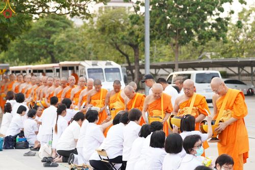 ภาพ No.135999:พระธรรมทายาท โครงการบวชพระนานาชาติ AEC & WAB ผู้บริหารรุ่นที่ 2 บิณฑบาต ณ หอฉันคุณยายอาจารย์ฯ เมืองแก้วมณี หมู่บ้านแก้วพุทธรักษา วันที่ 28 เมษายน พ.ศ. 2567