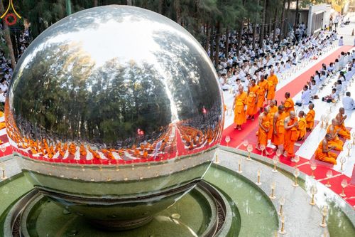 ภาพ No.190061:พิธีจุดประทีปถวายเป็นพุทธบูชา และบูชาธรรมมหาปูชนียาจารย์ ณ อนุสรณ์สถานมหาวิหารพระมงคลเทพมุนี (โลตัสแลนด์) อ.สองพี่น้อง จ.สุพรรณบุรี ในโครงการธรรมยาตรา กตัญญูบูชา มหาปูชนียาจารย์ พระมงคลเทพมุนี(สด จนฺทสโร) พระผู้ปราบมาร อนุสรณ์สถาน 7 แห่ง ปีที่ 13
