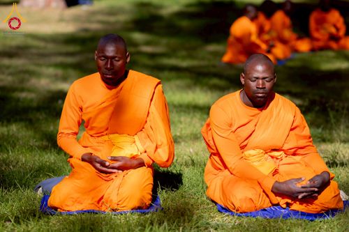 ภาพ No.232952:วันอาทิตย์ 29 มิถุนายน พ.ศ. 2568 กิจกรรมอบรมธรรมทายาทแอฟริกาใต้  ปฏิบัติธรรมสร้างสันติสุขภายใน แสงแห่งพุทธธรรมสู่แผ่นดินแอฟริกาใต้ ณ บริเวณหน้าวัดพระธรรมกายโจฮันเนสเบิร์ก