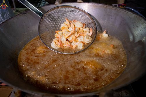 ภาพ No.190375:สาธุชนถวายภัตตาหารเป็นสังฆทาน แด่พระธรรมยาตรา ณ อนุสรณ์สถานมหาวิหารพระมงคลเทพมุนี (โลตัสแลนด์) อ.สองพี่น้อง จ.สุพรรณบุรี ในโครงการธรรมยาตรา กตัญญูบูชา มหาปูชนียาจารย์ พระมงคลเทพมุนี(สด จนฺทสโร) พระผู้ปราบมาร แห่ง ปีที่ 13 วันที่ 7 มกราคม พ.ศ.2568