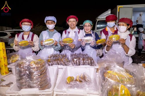 ภาพ No.196870:พิธีถวายภัตตาหารเป็นสังฆทาน แด่พระธรรมยาตรา ณ วัดโบสถ์(บน) ตำบลบางคูเวียง อำเภอบางกรวย จังหวัดนนทบุรี ในโครงการธรรมยาตรา กตัญญูบูชา มหาปูชนียาจารย์ พระมงคลเทพมุนี(สด จนฺทสโร) พระผู้ปราบมาร อนุสรณ์สถาน 7 แห่ง ปีที่ 13 วันที่ 18 มกราคม พ.ศ. 2568