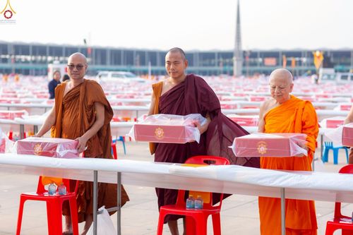 ภาพ No.225009:วันที่ 20 - 27 เมษายน พ.ศ. 2568 "ภาพแห่งความปลื้มที่ไม่มีวันจบ" คณะสงฆ์สามเณร เจ้าหน้าที่ และสาธุชน ร่วมแรงร่วมใจกันเตรียมงานและเก็บงาน เพื่อวันคุ้มครองโลก พิธีถวายมหาสังฆทานคณะสงฆ์ 40,000 กว่าวัดทั่วประเทศ