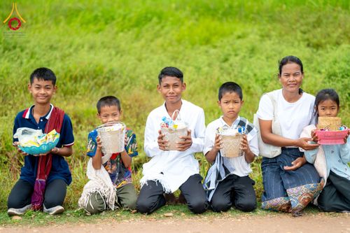 ภาพ No.174403:พิธีตักบาตรพระ,พิธีทอดผ้าป่า พิธีกลั่นแผ่นดินโปรยรัตนชาติ  สร้างพระอุโบสถและเจดีย์ วัดป่าสัมมาทิฏฐิและวัดสิริขันโท แขวงอัตตะปือ สปป. ลาว วันที่ 29 ตุลาคม พ.ศ. 2567