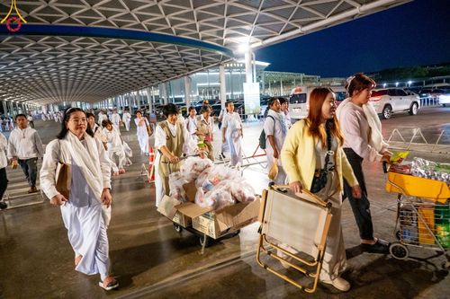 ภาพ No.187696:พิธีตักบาตรฉลองพระใหม่ ต้อนรับพุทธศักราช 2568 ณ ลานธรรมพระมหาธรรมกายเจดีย์ วัดพระธรรมกาย จ.ปทุมธานี วันที่ 1 มกราคม พ.ศ. 2568