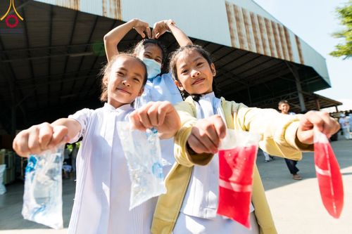 ภาพ No.107070:พิธีจุดประทีปถวายเป็นพุทธบูชา และบูชาธรรมมหาปูชนียาจารย์ ในโครงการธรรมยาตรากตัญญูบูชา มหาปูชนียาจารย์ พระมงคลเทพมุนี(สด จนฺทสโร) พระผู้ปราบมาร  อนุสรณ์สถาน 7 แห่ง ปีที่ 12  วันที่ 6 มกราคม พ.ศ. 2567 ณ อนุสรณ์สถานมหาวิหารพระมงคลเทพมุนี อ.สองพี่น้อง จ.สุพร