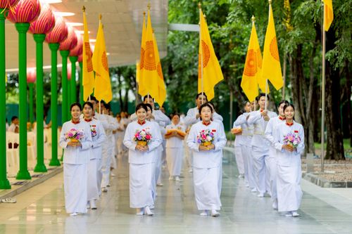 ภาพ No.228812:วันเสาร์ที่ 14 มิถุนายน พ.ศ. 2568 พิธีเวียนประทักษิณ , พิธีขอขมารับผ้าไตร ในโครงการบรรพชาอุปสมบทหมู่ ผู้บริหารรุ่นที่ 15 และ อุดมศึกษา รุ่นที่ 52 ณ โบสถ์พระไตรปิฎก วัดพระธรรมกาย