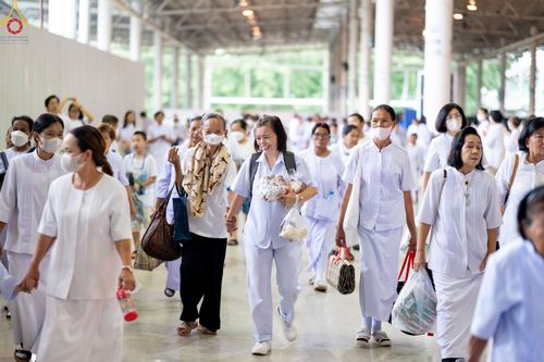 ภาพ No.89402:พิธีตักบาตร ข้าวสารอาหารแห้ง พิธีบูชาข้าวพระ และพิธีจุดเทียนใจ ไฟนิรันดร์  อนันตชัย ณ สภาธรรมกายสากล วัดพระธรรมกาย วันอาทิตย์ที่ 1 ตุลาคม พ.ศ. 2566