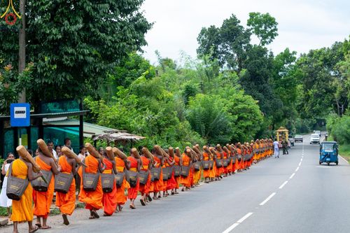 ภาพ No.140637:PhotoStory มหาศรัทธา ธรรมยาตราศรีลังกา EP.4 โครงการสยาม-ลังกา ธรรมยาตรา ฉลองเทศกาลวิสาขบูชาแห่งชาติ ศรีลังกา  บูชาธรรม 80 ปีหลวงพ่อธัมมชโย เส้นทางจาก เมืองดัมบูลลา ไปยัง เมืองมาตะเล  ตั้งแต่วันที่ 17-20 พฤษภาคม พ.ศ. 2567