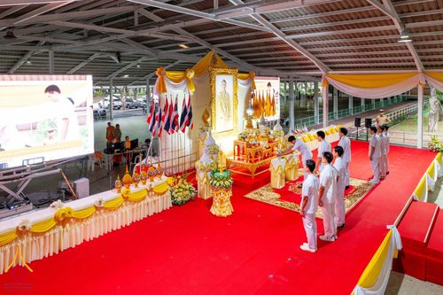 ภาพ No.146379:พิธีถวายเครื่องราชสักการะและวางพานพุ่ม และพิธีจุดเทียนถวายพระพรชัยมงคลแด่ พระบาทสมเด็จพระเจ้าอยู่หัว เนื่องในโอกาสพระราชพิธี มหามงคลเฉลิมพระชนมพรรษา 6 รอบ 28 กรกฎาคม 2567 วันอาทิตย์ที่ 28 กรกฎาคม พ.ศ. 2567  ณ อาคารโถงช้างฯ วัดพระธรรมกาย อ.คลองหลวง จ.ปทุม