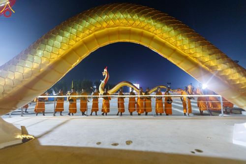 ภาพ No.200980:พิธีตักบาตรพระธรรมยาตรา ณ อนุสรณ์สถานลำดับที่ 5 สถานที่เผยแผ่วิชชาธรรมกายครั้งแรก อนุสรณ์สถานบางปลา วัดบางปลา อำเภอบางเลน จังหวัดนครปฐม ในโครงการธรรมยาตรา กตัญญูบูชา มหาปูชนียาจารย์ พระมงคลเทพมุนี(สด จนฺทสโร) พระผู้ปราบมาร อนุสรณ์สถาน 7 แห่ง ปีที่ 13