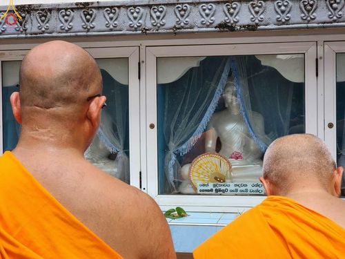 ภาพ No.97495:วัดพระธรรมกาย ร่วมบุญกฐินศรีลังกา ณ วัดศรีเอลวาร่า วรดานารามายะ  มาตาเล ศรีลังกา เชื่อมสัมพันธไมตรี สร้างสามัคคีสงฆ์ โดยมีพระครูสมุห์สนิทวงศ์ วุฑฺฒิวํโส, ดร.  เป็นผู้แทนวัดพระธรรมกาย ถวายกฐินในครั้งนี้ วันที่ 19 พฤศจิกายน พ.ศ. 2566