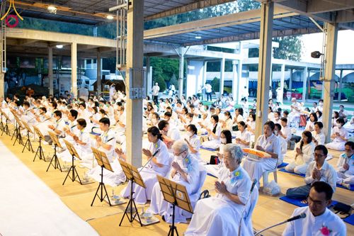 ภาพ No.106642:พิธีถวายภัตตาหารเป็นสังฆทาน แด่คณะพระธรรมยาตราฯ ในโครงการธรรมยาตรากตัญญูบูชา มหาปูชนียาจารย์ พระมงคลเทพมุนี(สด จนฺทสโร) พระผู้ปราบมาร อนุสรณ์สถาน 7 แห่ง ปีที่ 12 วันที่ 6 มกราคม พ.ศ. 2567 ณ อนุสรณ์สถานโลตัสแลนด์ จ.สุพรรณบุรี