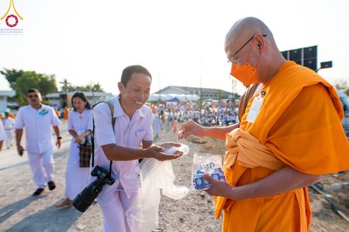 ภาพ No.109527:พิธีจุดประทีปถวายเป็นพุทธบูชา และบูชาธรรมมหาปูชนียาจารย์ วันที่ 10 มกราคม พ.ศ. 2567 ณ อนุสรณ์สถานคลองบางนางแท่น อ.สามพราน จ.นครปฐม