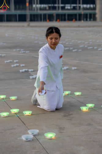 ภาพ No.59832:คณะสงฆ์และสาธุชนร่วมใจกัน สวดมนต์บทธัมมจักกัปปวัตนสูตร ครบ 6,315,808,080 จบ และจุดประทีปแปรอักษร ถวายเป็นพุทธบูชา เนื่องในวาระ "ฉลองอายุวัฒนมงคล 80 ปี หลวงพ่อธัมมชโย" ณ ลานธรรม มหารัตนวิหารคด วัดพระธรรมกาย