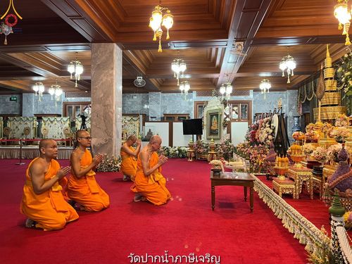 ภาพ No.145824:คณะสงฆ์วัดพระธรรมกาย ทำวัตรพระผู้ใหญ่ ในเทศกาลเข้าพรรษา วันจันทร์ที่ 22 กรกฎาคม พ.ศ. 2567