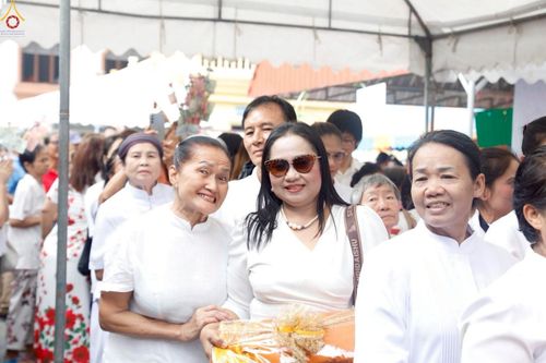 ภาพ No.258774:วันที่ 18 ตุลาคม พ.ศ. 2568 พิธีทอดกฐินสามัคคีทั่วไทย 30,000 วัด โดยคณะศิษยานุศิษย์ บูชาธรรม 81 ปี หลวงพ่อธัมมชโย ณ วัดคลองเตยนอก เขตคลองเตย กรุงเทพฯ