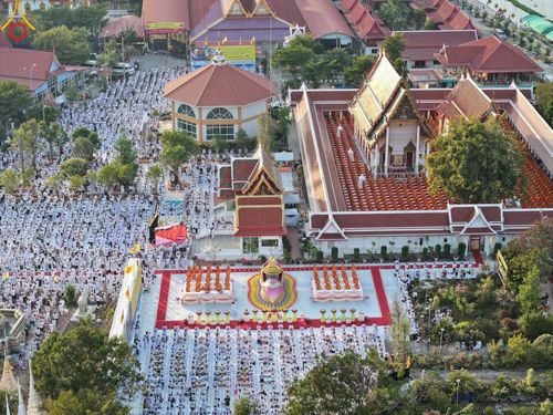 ภาพ No.194781:พิธีจุดประทีปถวายเป็นพุทธบูชา และบูชาธรรมมหาปูชนียาจารย์ ณ วัดสองพี่น้อง ต.ต้นตาล อ.สองพี่น้อง จ.สุพรรณบุรี ในโครงการธรรมยาตรา กตัญญูบูชา มหาปูชนียาจารย์ พระมงคลเทพมุนี(สด จนฺทสโร) พระผู้ปราบมาร อนุสรณ์สถาน 7 แห่ง ปีที่ 13 วันที่ 14 มกราคม พ.ศ. 2568