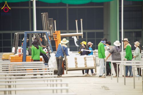 ภาพ No.217578:วันที่ 2-14 เมษายน พ.ศ. 2568 เจ้าหน้าที่เตรียมงานวันคุ้มครองโลก ชุดที่ 1 วัดพระธรรมกาย จ.ปทุมธานี