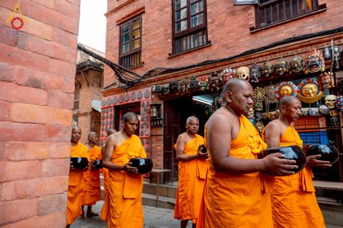 ภาพ No.213064:วันที่ 17 - 18 มีนาคม พ.ศ. 2568 คณะสงฆ์และสามเณรเดินบิณฑบาต รอบเมืองในพื้นที่ วัดสยมภูวนาถและราชวังปาตัน ณ เมืองกาฐมาณฑุ ประเทศเนปาล