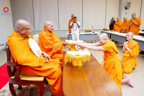ภาพ No.222991:วันที่ 24 เมษายน พ.ศ. 2568 หลวงพ่อทัตตชีโวต้อนรับคณะสงฆ์ศรีลังกา ณ อาคาร 100 ปี คุณยายมหารัตนอุบาสิกาจันทร์ ขนนกยูง วัดพระธรรมกาย