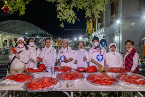 ภาพ No.195557:สาธุชนถวายภัตตาหารเป็นสังฆทาน แด่พระธรรมยาตรา ณ วัดสองพี่น้อง ต.ต้นตาล อ.สองพี่น้อง จ.สุพรรณบุรี ในโครงการธรรมยาตรา กตัญญูบูชา มหาปูชนียาจารย์ พระมงคลเทพมุนี(สด จนฺทสโร) พระผู้ปราบมาร อนุสรณ์สถาน 7 แห่ง ปีที่ 13 วันที่ 15 มกราคม พ.ศ. 2568