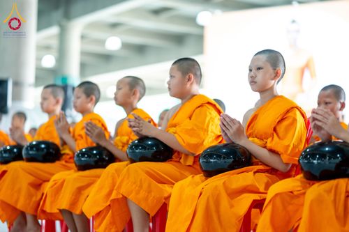 ภาพ No.61958:ตักบาตรฉลองสามเณรใหม่ มัชฌิมธรรมทายาท ณ วิหารคด คอร์ 9 วัดพระธรรมกาย วันที่ 15 เมษายน พ.ศ. 2567