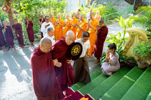 ภาพ No.220057:วันพุธที่ 16 เมษายน พ.ศ. 2568 วัดพระธรรมกายถวายมหาสังฆทาน มอบสิ่งของและทุนทรัพย์กว่า 4 ล้านบาท บรรเทาทุกข์ 181 วัดแผ่นดินไหวเมียนมา